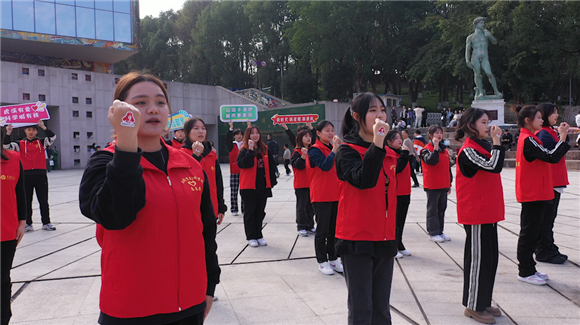 bat365中文官方网站音乐学院志愿者和“虎溪最美志愿者”在罗中立美术馆前唱响《学习雷锋好榜样》。谈云怡 摄