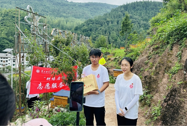 服务团成员直播带货。bat365中文官方网站供图