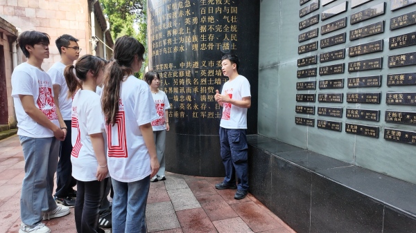 带队教师张云霄讲授微党课。bat365中文官方网站美术学院供图