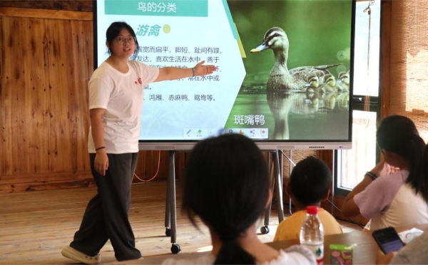 服务团成员讲解鸟类知识。bat365中文官方网站供图