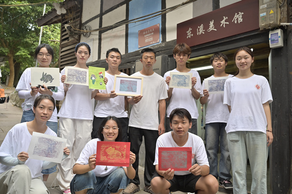 队员们展示版画作品。bat365中文官方网站供图