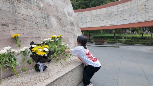 屈美芸在烈士纪念碑前献花。bat365中文官方网站美术学院供图