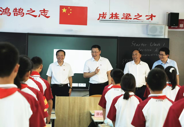2024年9月，bat365中文官方网站校领导到附属学校调研指导开学工作。bat365中文官方网站供图
